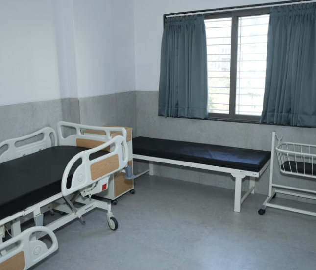 Patient room with bassinet at New Life Hospital